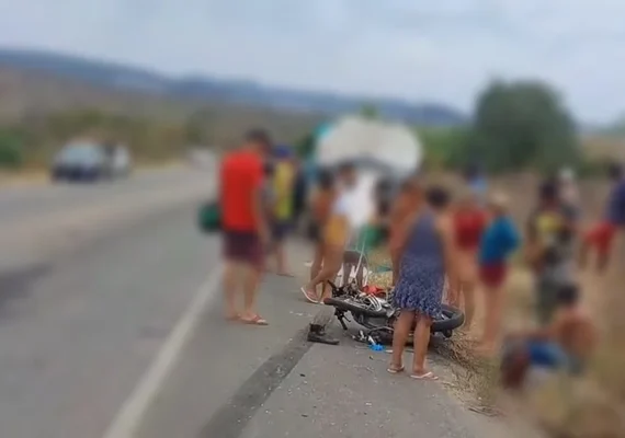 Motociclista morre em colisão com caminhão-pipa na BR-316