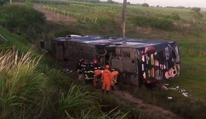 Acidente com ônibus da banda de Devinho Novaes foi causado por excesso de velocidade