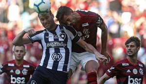 Flamengo derrota Botafogo em clássico no Maracanã e segue cinco pontos atrás do líder