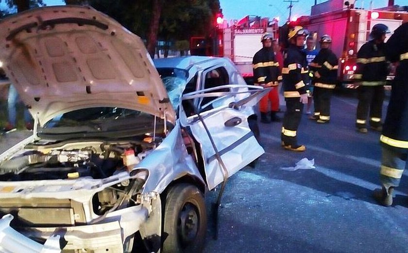 Colisão entre carro e caminhão deixa feridos na Durval de Góes Monteiro