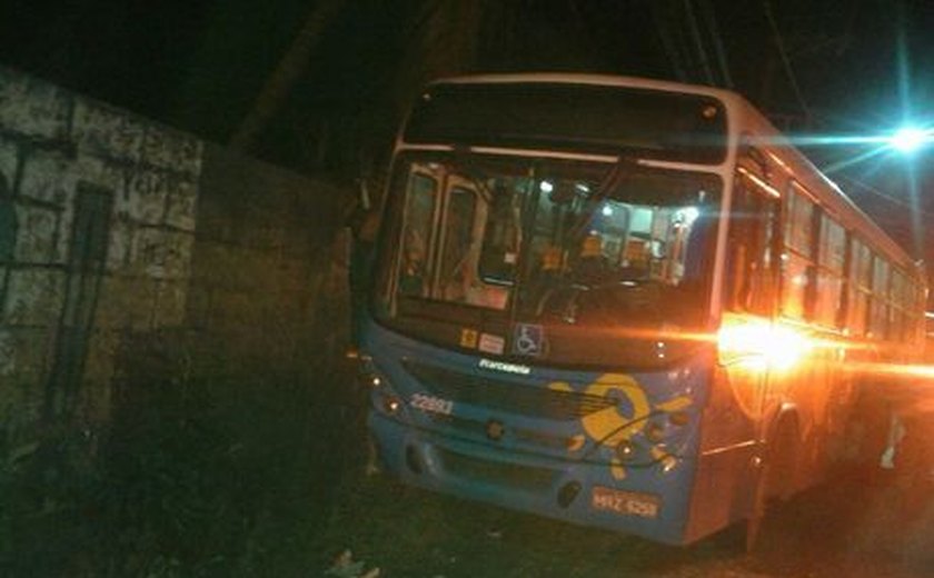 Homem rende motorista, assume controle de ônibus e bate em muro no ES