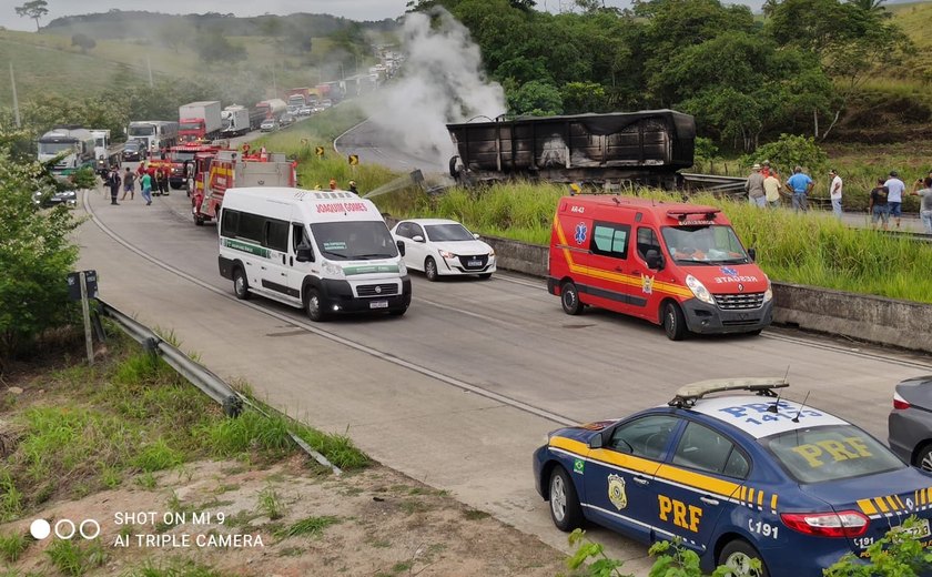 Caminhão tomba e pega fogo em Joaquim Gomes, mas condutor tem apenas lesões leves