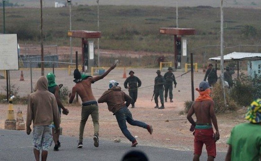Venezuelanos entram em confronto com militares na fronteira brasileira