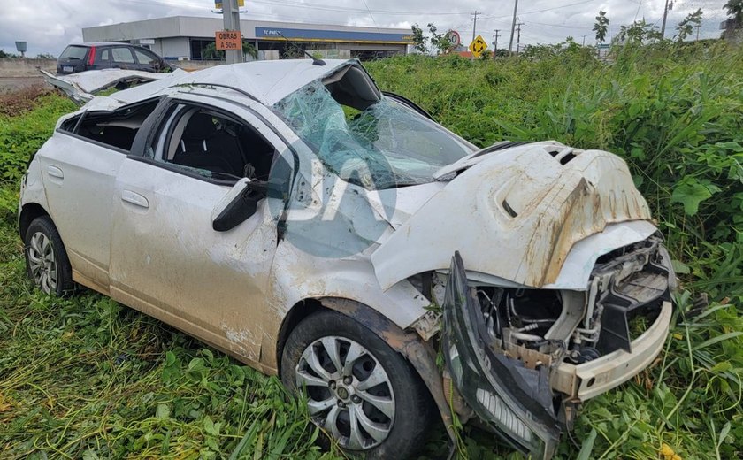 Ocupantes de carro de passeio saem ilesos de capotamento em Arapiraca