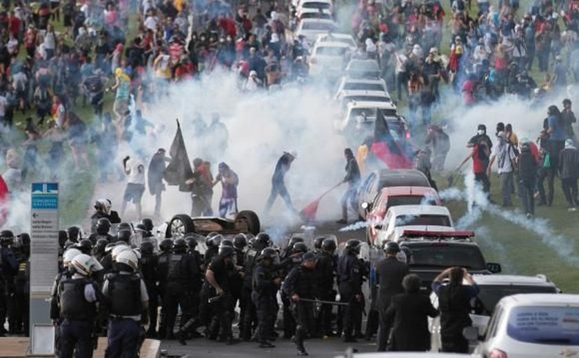Protesto na Esplanada contra PEC tem tumulto e confronto com a polícia