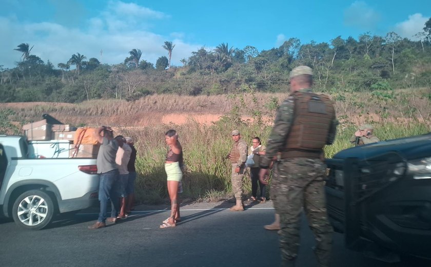Bope intercepta veículo na BR-101, prende dois homens e apreende armas e drogas em São Miguel dos Campos