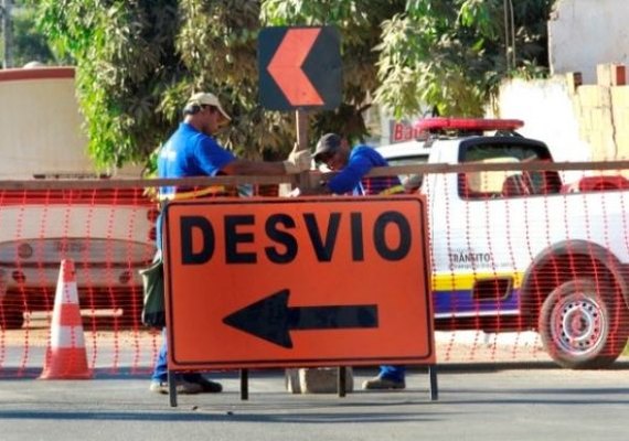 Substituição de rede de distribuição de água interdita trânsito no Poço