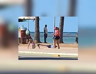 Criança cai de patinete elétrico na orla de Maceió e deixa local mancando