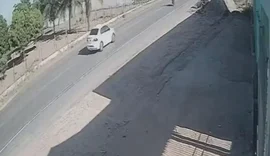 Homem morre após ser atingido por carro enquanto trafegava em ciclomotor na AL-110