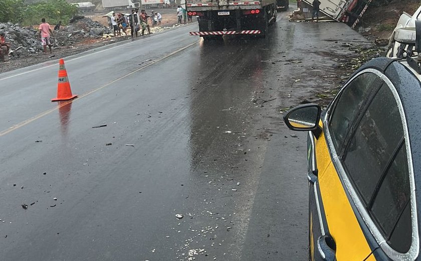 Caminhão colide em carro na BR-101 momentos depois de outro acidente no mesmo local