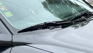 Para-brisa de carro estacionado na Ufal é atingido por um tiro, em Maceió