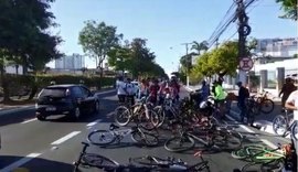 Ciclistas bloqueiam faixas na Avenida Fernandes Lima para cobrar segurança