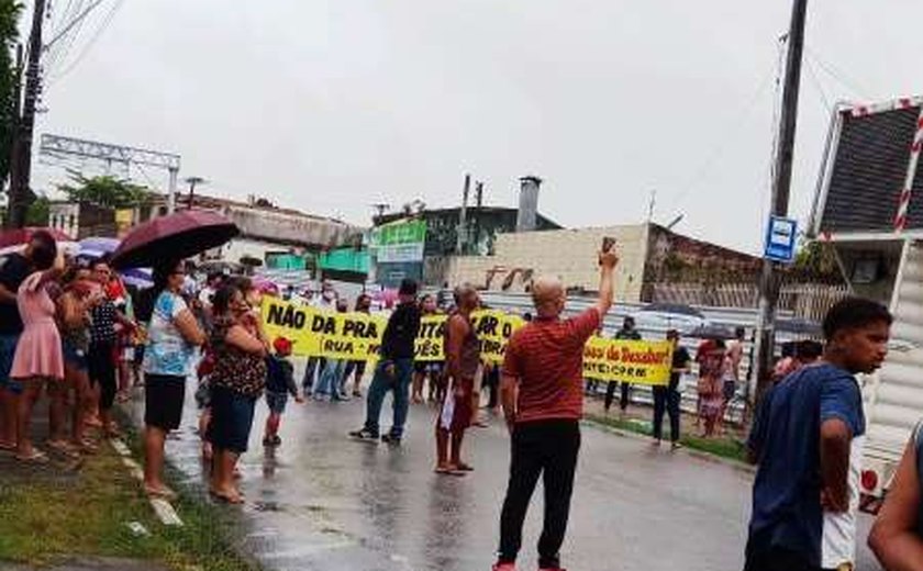 Moradores do Conjunto Eustáquio Gomes fecham via do bairro em protesto