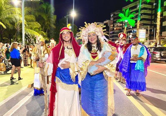 Parada do Natal de Todos Nós encanta público com cores, luzes e magia natalina