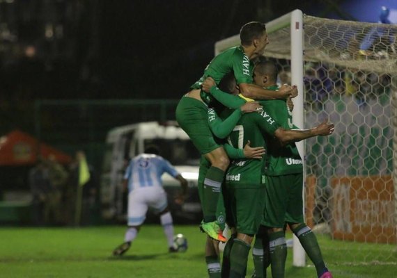 Chapecoense vence o Avaí e alcança a liderança do Brasileirão