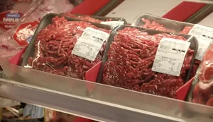 Após trocar etiquetas para levar carnes com preço baixo, funcionário de supermercado é preso