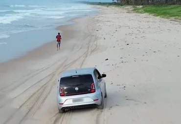Motorista flagrado trafegando em faixa de areia na Praia do Francês é multado em R$ 15 mil