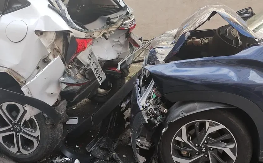 Motorista perde o controle do veículo, bate em três carros estacionados e atropela duas pessoas