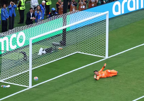 Muslera falha feio, Espanha garante primeiro lugar e elimina o Uruguai