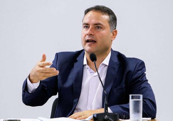 Alagoas implanta imediatamente novo piso nacional da Educação, anuncia Renan Filho