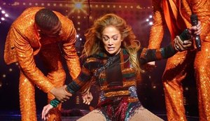 Jennifer Lopez escorrega em show e é ajudada por dançarinos