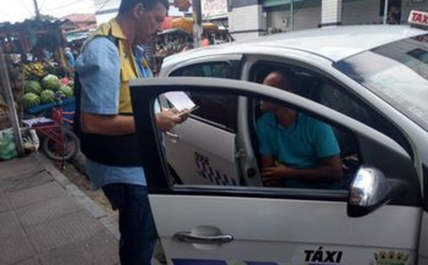 SMTT fiscaliza táxis por irregularidades
