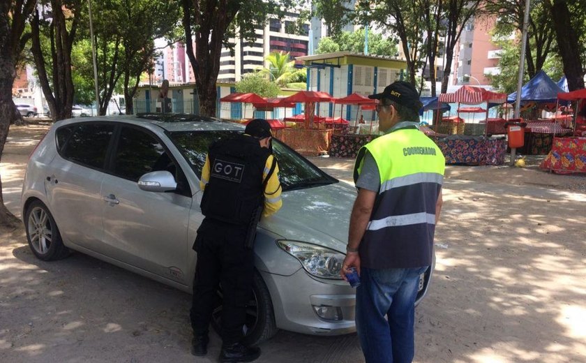 Motoristas são notificados por estacionamento irregular na Praça Lions