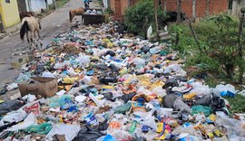 Lixo se acumula em rua do Benedito Bentes e moradores relatam riscos à saúde