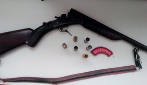 Grupo tenta matar homem para roubar espingarda, ele reage, atinge um e é detido