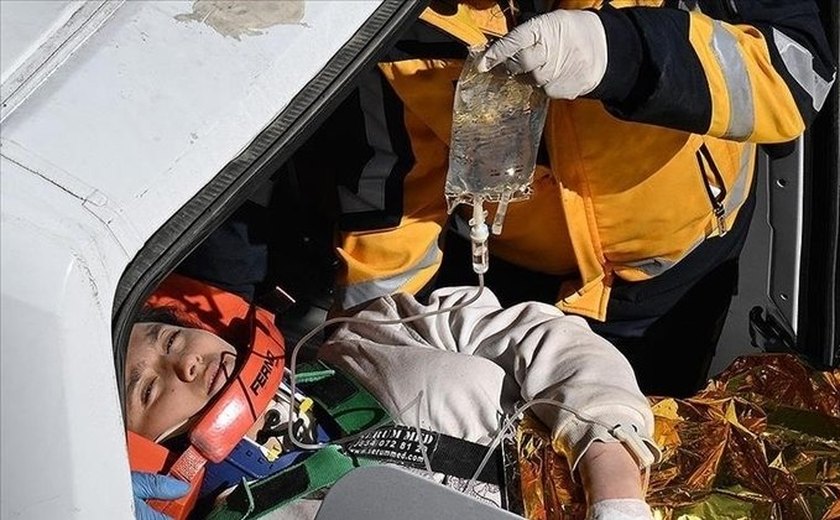 Jovem de 17 anos é resgatada com vida na Turquia após ficar mais de 10 dias sob escombros