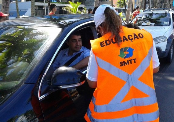 Ação em escolas orienta pais sobre o uso da cadeirinha