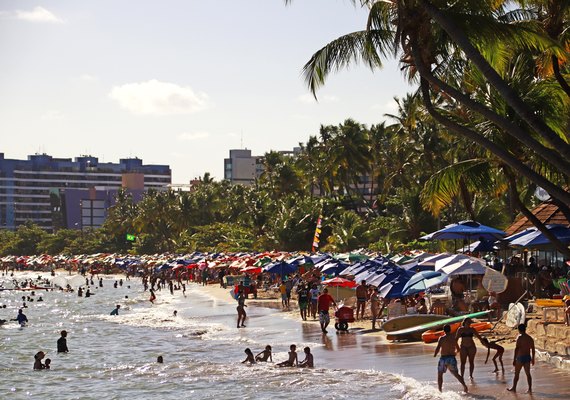 Bombeiros resgatam homem que se afogou na Praia de Jatiúca