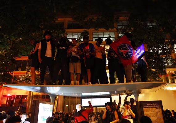 Saldo da festa por título do PSG tem 2 mortos, 192 feridos e mais de 500 presos