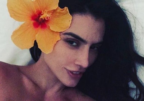 Cleo Pires posa sensual e rebate críticas na internet: 'Recalcada'