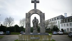 Estátua do papa João Paulo II cria discórdia em povoado francês