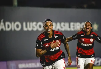 Flamengo derrota Vitória e fica perto de líderes no BR Feminino