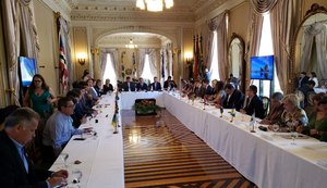 Estados cobram clareza e agilidade do governo federal sobre manchas de óleo em praias