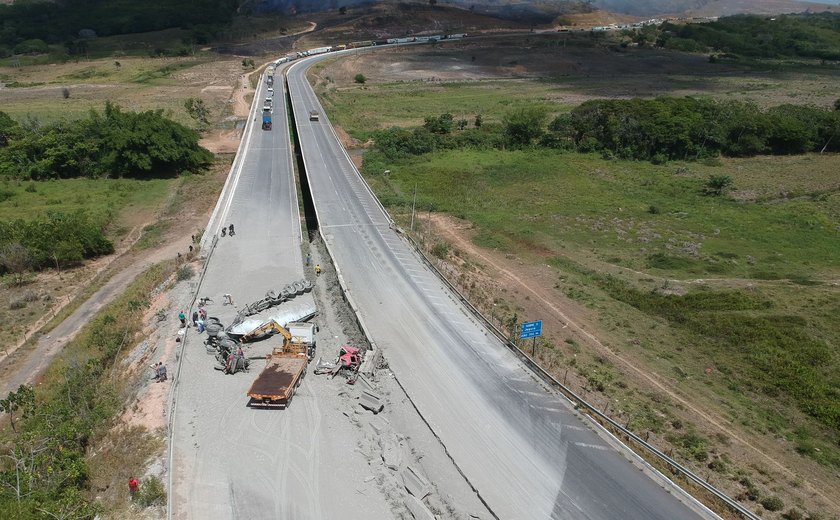 Tombamento de caminhão-tanque deixa motorista morto em AL