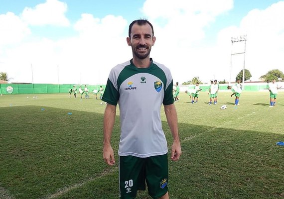 Coruripe anuncia a contratação do volante Anderson Paulista