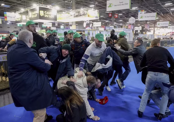 Macron é recebido com protesto de produtores em feira agrícola na França