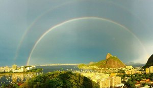 Chuva atinge Rio de Janeiro após calor de 39°C e cidade tem 'arco-íris duplo'