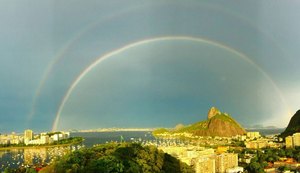 Chuva atinge Rio de Janeiro após calor de 39°C e cidade tem 'arco-íris duplo'