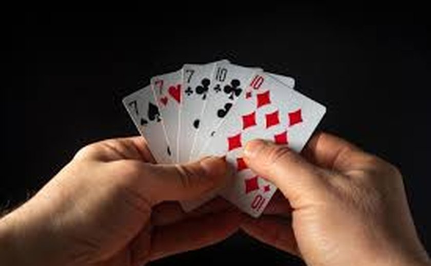 Discussão em jogo de baralho termina com três esfaqueados em Porto Real do Colégio