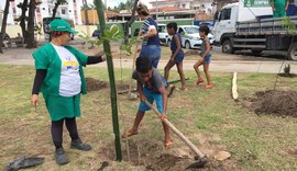 Crianças da Vila Emater plantam árvores em Cruz das Almas
