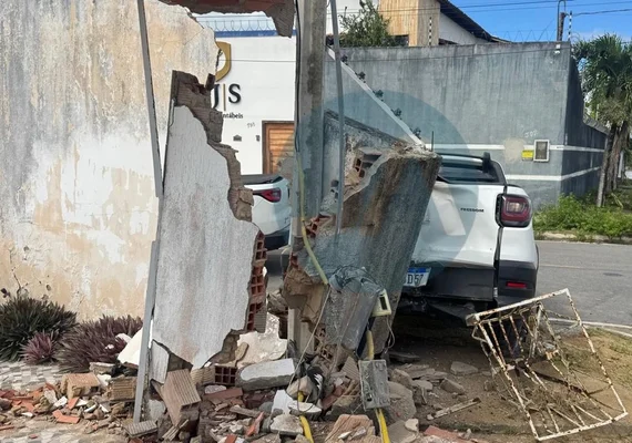 Batida entre carros termina com veículo atingindo muro em Arapiraca