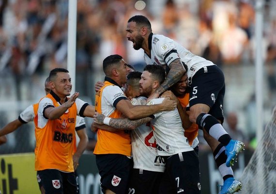 Vasco vence Fortaleza em São Januário e se afasta da zona de rebaixamento