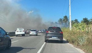 Fumaça de focos de incêndio invade AL-101 Sul e deixa motoristas sem visibilidade