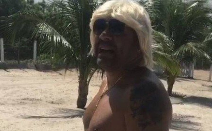 Tiririca posta vídeo pelado na praia e seguidora elogia: ‘Que bumbum!’