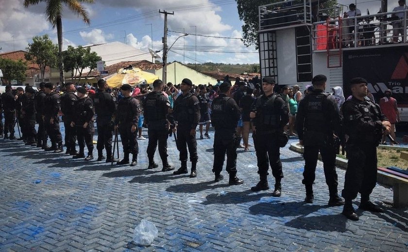PM reforça segurança durante o desfile do tradicional bloco Tudo Azul, em Murici