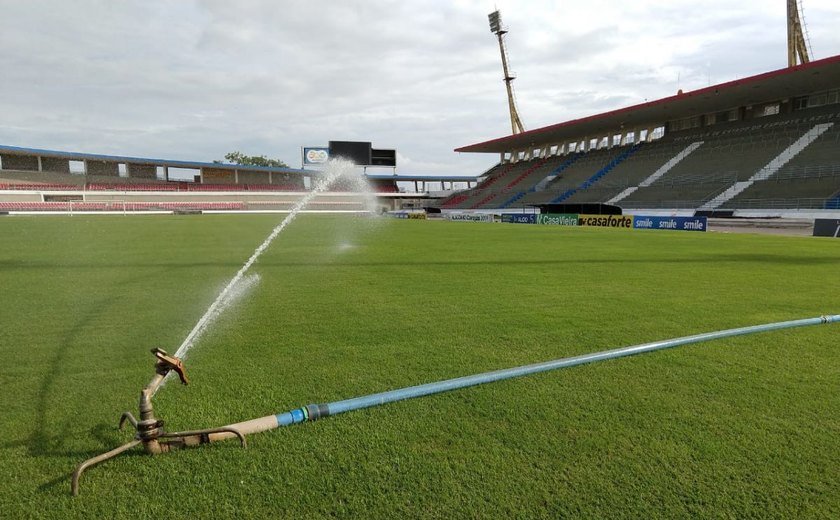 Secretaria segue com tratamento de gramado do Estádio Rei Pelé durante o Carnaval